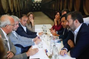 Juan Manuel Moreno Bonilla se encuentra con el sector ecológico en Bodegas Robles